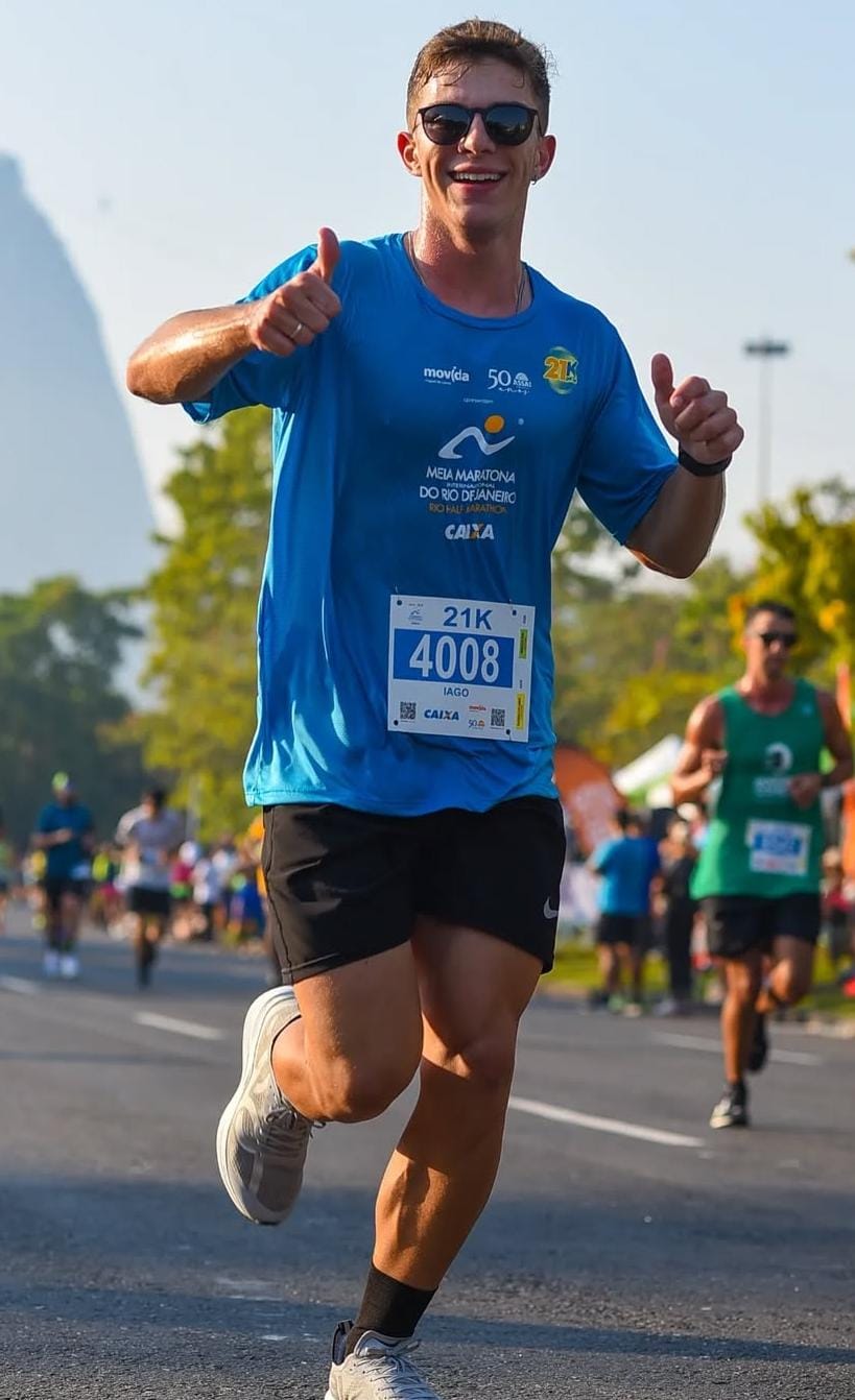 Foto do Treinador Iago Teixeira correndo a Meia Maratona do Rio de Janeiro